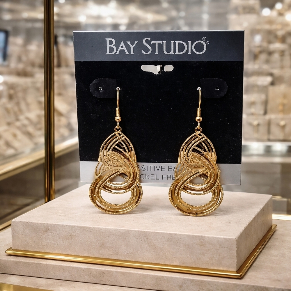 Bay Studio gold ring drop earrings. ✨️